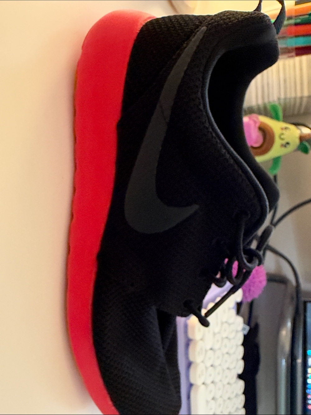Nike Roshe One Black & red sneakers
